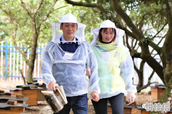 我被三个人一起添出水全过程女蜂王游戏勇敢追梦成就自我绽放精彩人生