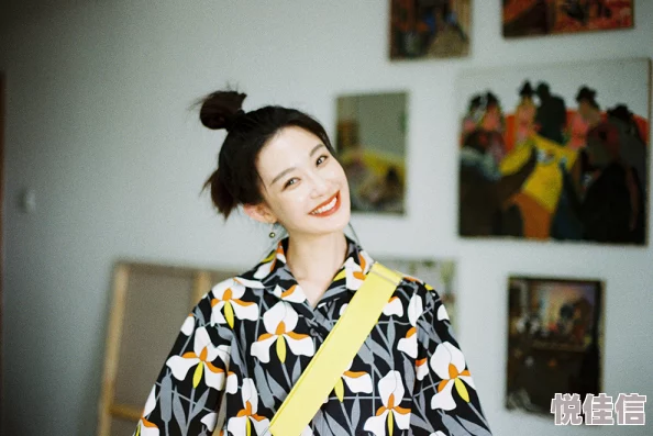 苏玥玥近日苏玥玥在社交平台分享了她的最新旅行照片，展现了她在海边的悠闲时光和美丽风景