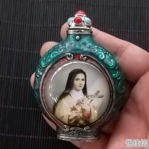 老大太bbwbbwbbwbbwbbwbbw据说最近迷上了收集古董鼻烟壶出手阔绰已购入数十个